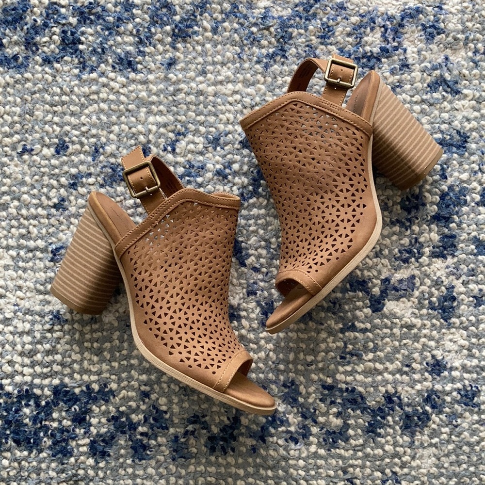 🌊Universal Thread Faux Leather Strap Wedge Heels